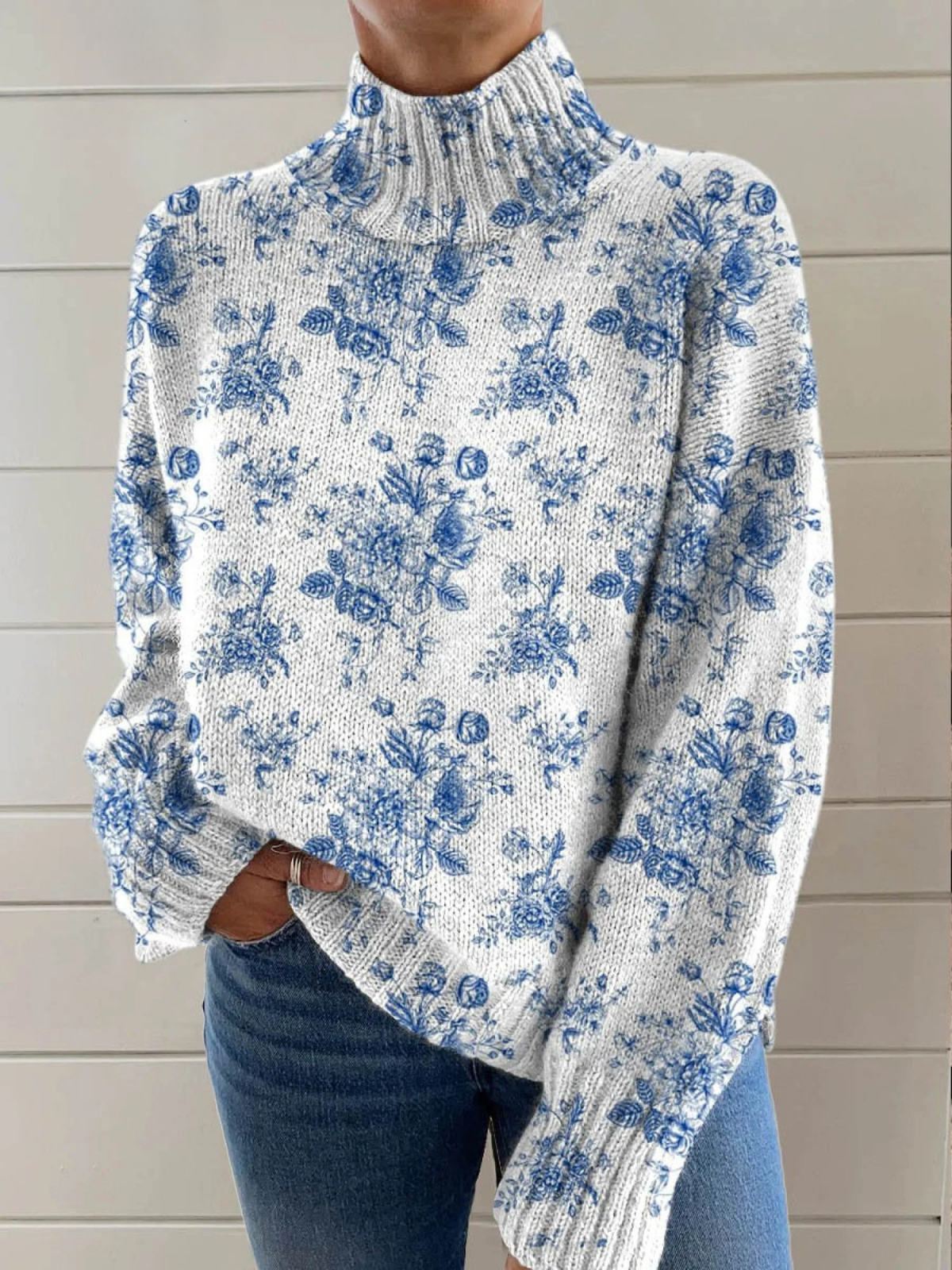 Lilia | sweter ze stójką w kremowo-niebieskie kwiaty